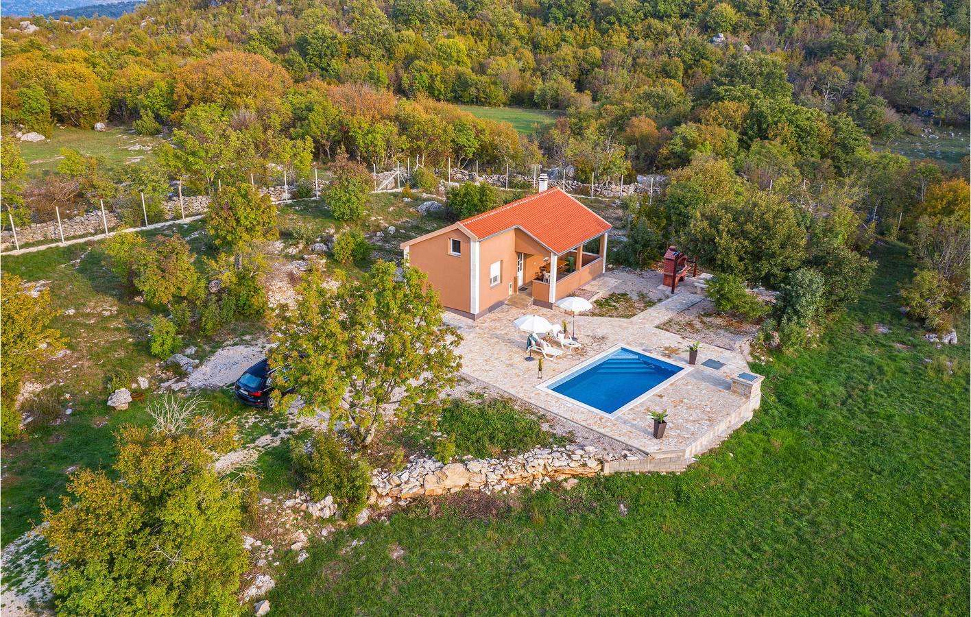 Gemütliche Ferienwohnung mit Pool, Terrasse und Küche in der Nähe von Parkplätzen in Obrovac, Zadar
