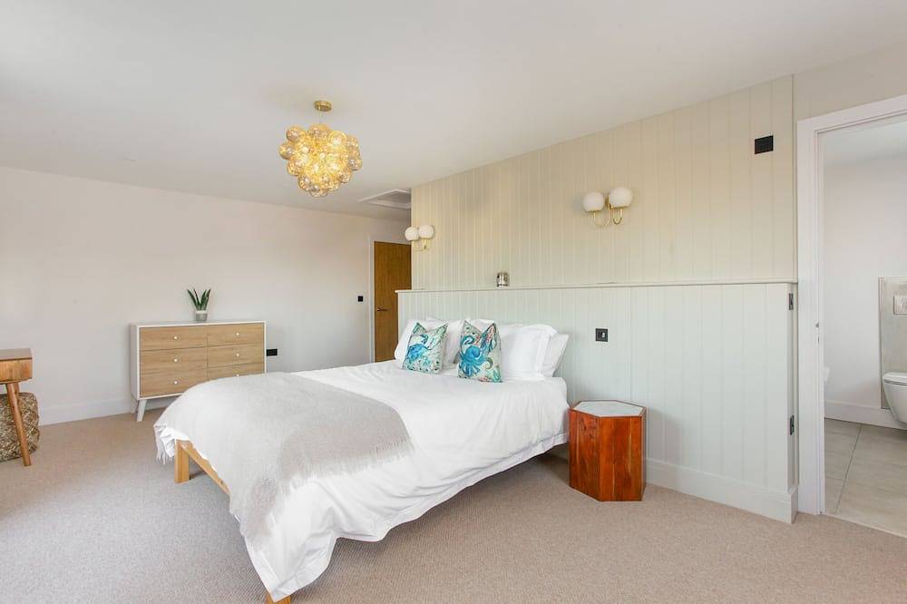 Modern home w/heated pool - 2 minutes from private beach! in Worth (Kent), Kent