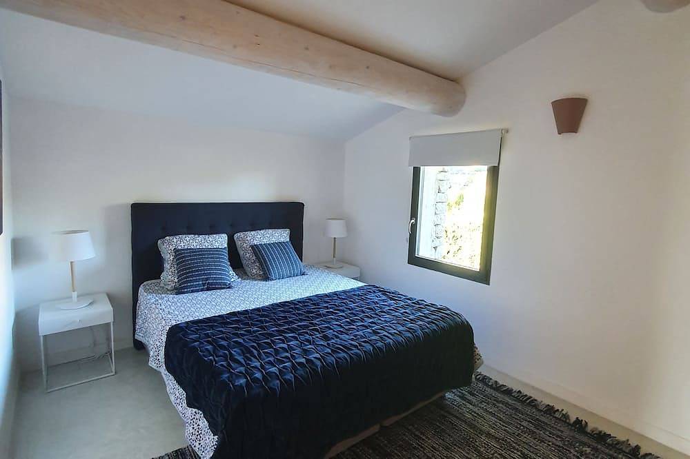 Pretty modern stone house with swimming pool near Gordes in Gordes, Regionaler Naturpark Luberon