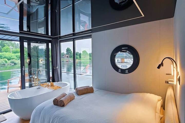 Péniche pour 4 personnes, avec Balcon ainsi que Jacuzzi et Piscine dans la Drôme