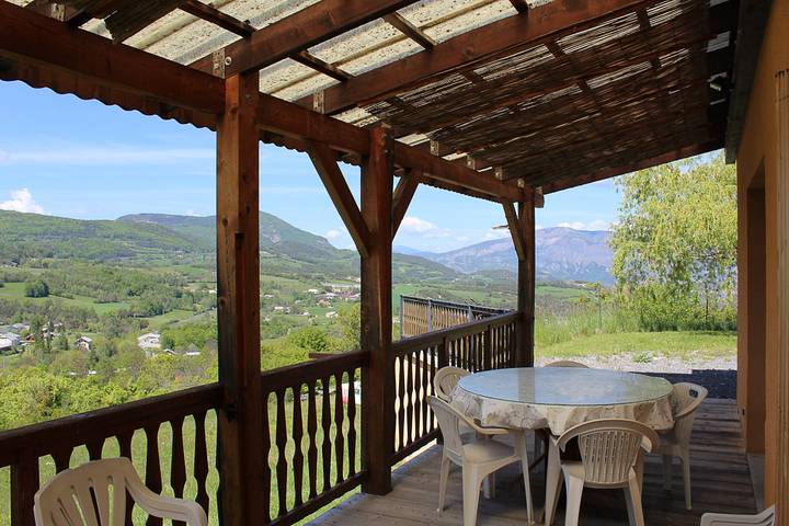 Gîte pour 6 personnes, avec Terrasse ainsi que Jardin et Vue