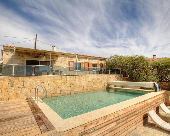 Location de vacances pour 6 personnes, avec Terrasse et Jardin ainsi que Piscine et Vue en Corse-du-Sud