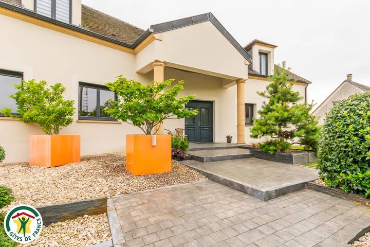 Gîte pour 10 personnes, avec Jacuzzi et Terrasse ainsi que Jardin et Piscine dans Courthiézy