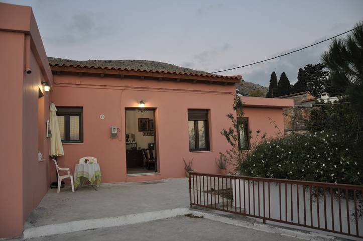 Holiday Home 'House For Rent In Apostolous' with Mountain View, Private Garden and Wi-Fi in Apostoli, Iraklio-Heraklio region