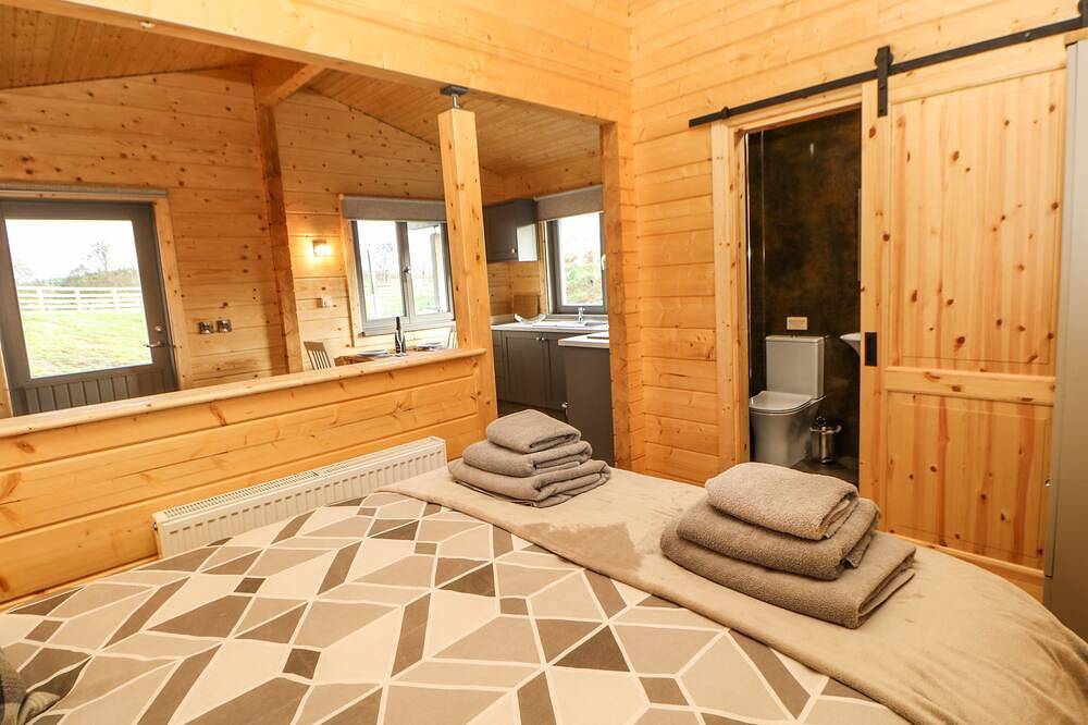Otters Holt, pet friendly, with hot tub in Staindrop in County Durham