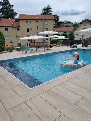 Hôtel pour 5 personnes, avec jardin ainsi que piscine et terrasse, animaux acceptés à Cransac