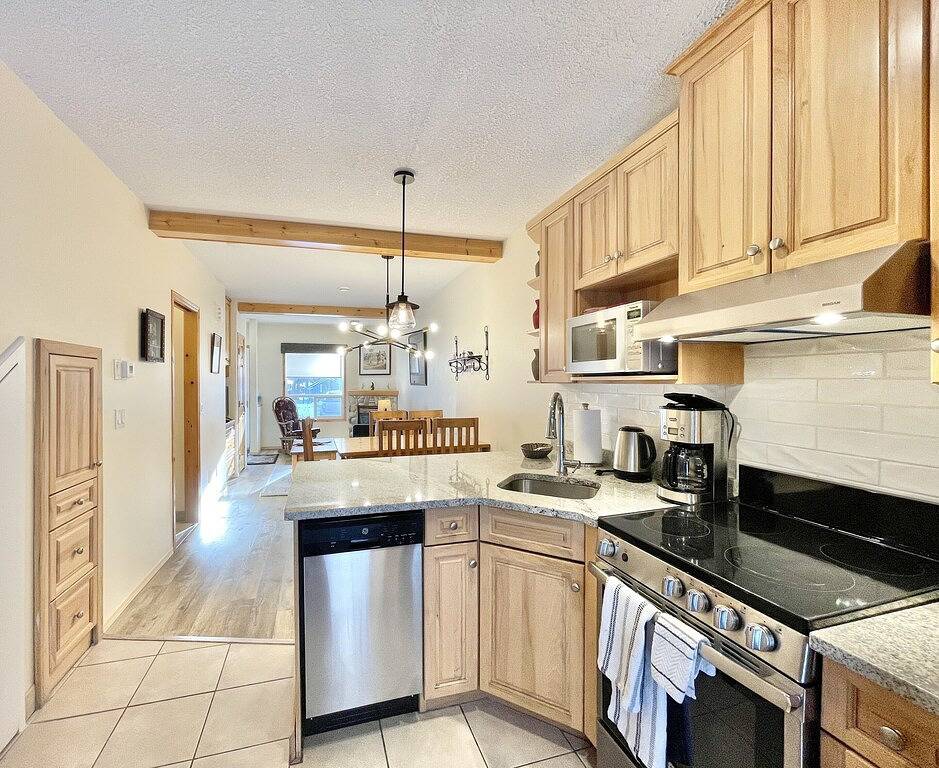 Two Storey Cozy Chalet W/2Br&2Ba Balcony Mountain Views/By Banff Gate / Sleep 6 in Banff-Nationalpark