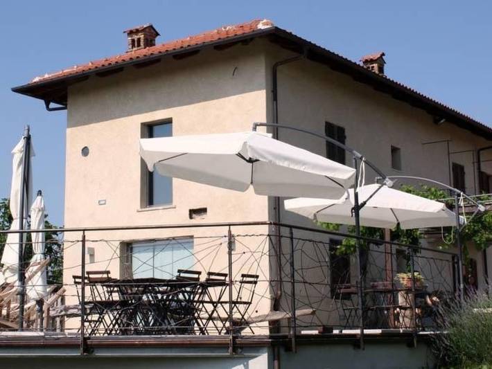Agriturismo per 4 persone, con piscina e balcone in Langhe