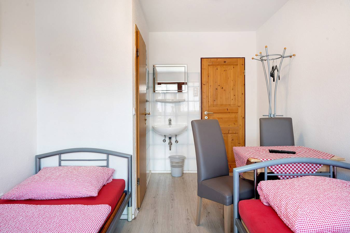 Knödelhof 'Zimmer 3', 2-Bett-Zimmer mit gemeinsamer Terrasse, Balkon und Wlan in Putzbrunn, Oberbayern