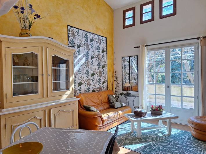 Gîte pour 4 personnes, avec terrasse et piscine ainsi que vue sur le lac et jardin