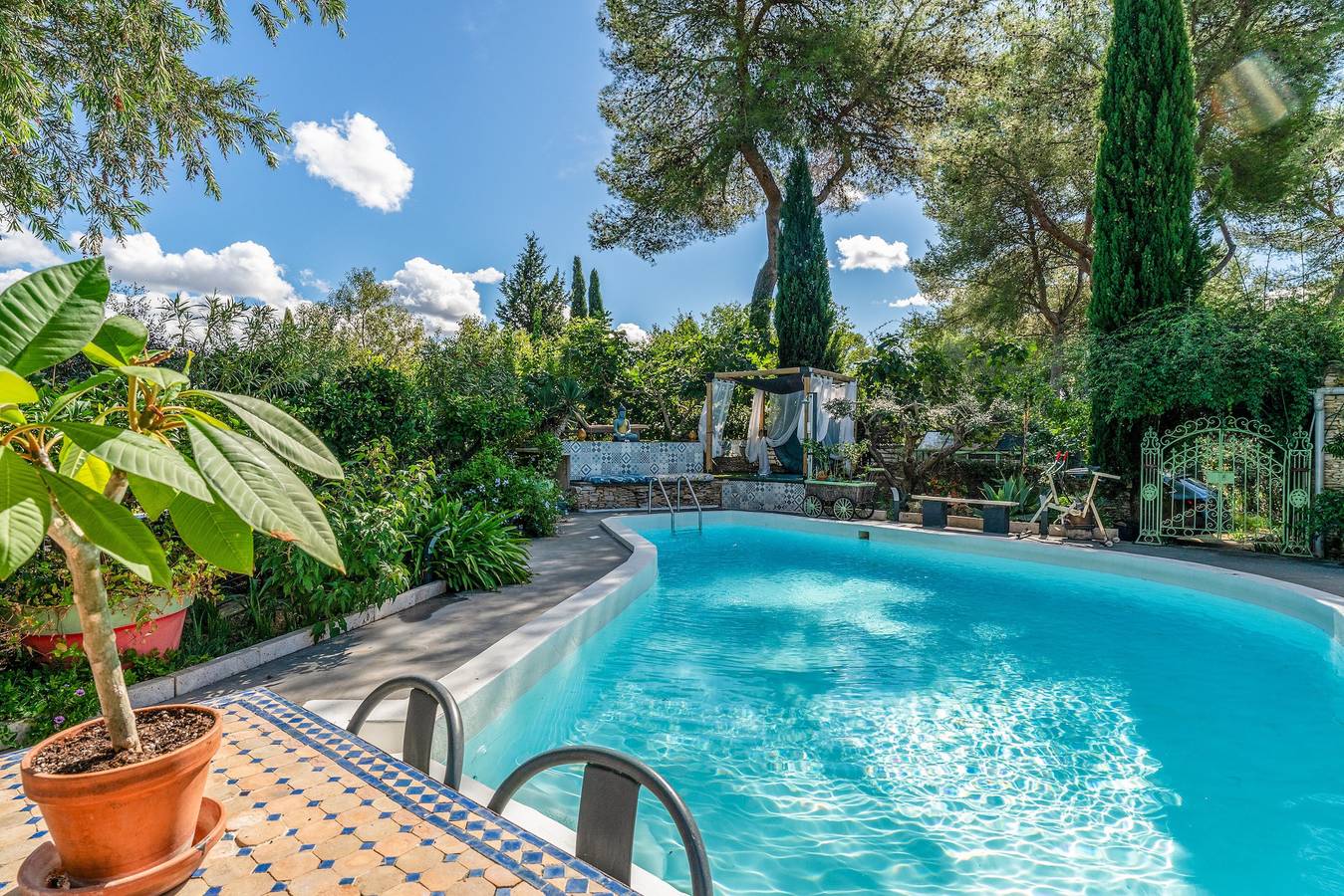 Bed and Breakfast 'Bleu' mit Gemeinschaftspool, privater Terrasse und Klimaanlage in Nîmes, Nimes und Umgebung