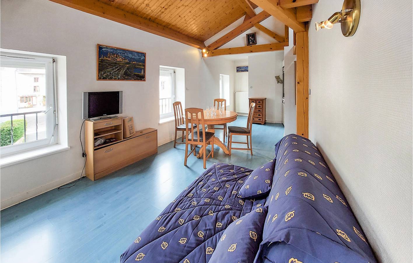 Apartamento vacacional entero, Apartamento frente al río con aparcamiento y WiFi in Usson-en-Forez, Montbrison
