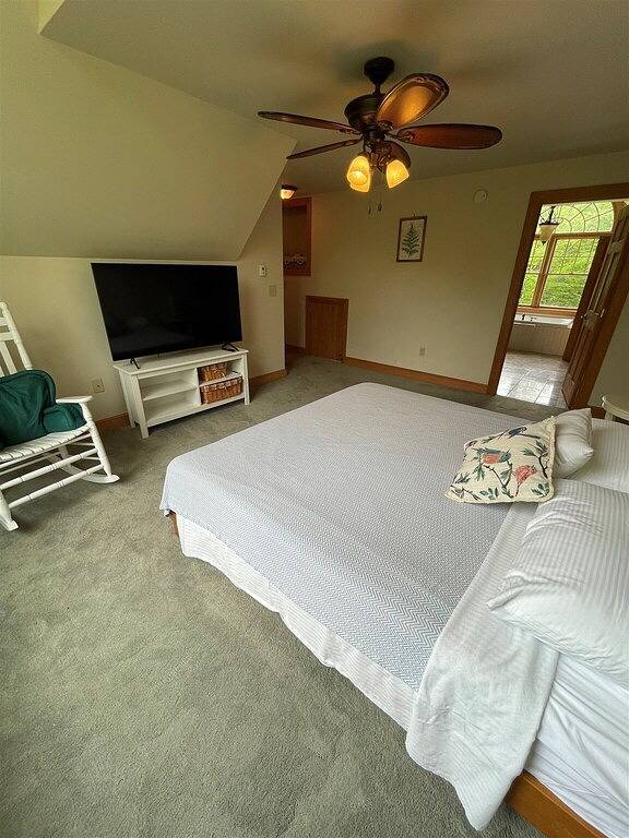 Vacation rental for 17 people, with hot tub and yard in Sebago Lake