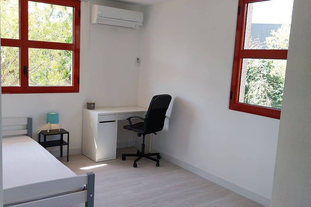 Entire apartment, Spacious modern apartment - close to beaches and avenue 83 in La Valette-du-Var, Toulon region