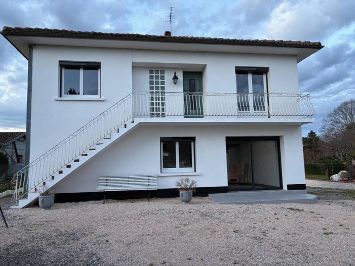 Gîte pour 9 personnes, avec jardin ainsi que vue et balcon à Bordes