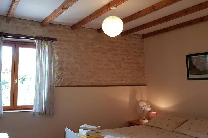 Gîte pour 6 personnes, avec terrasse ainsi que piscine et jardin à Saint-Pierre-de-Juillers - 2