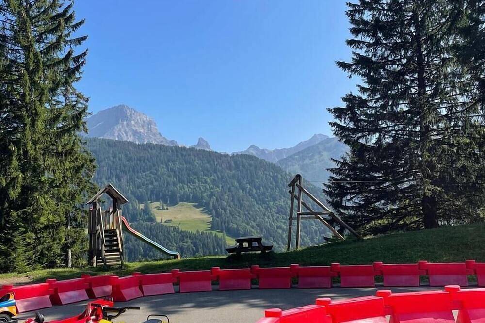 L'appartement se situe en dessus du village de Gryon, aux Verneys Soleil, à 2 km du téléski des Frac in Gryon, Alpes Vaudoises