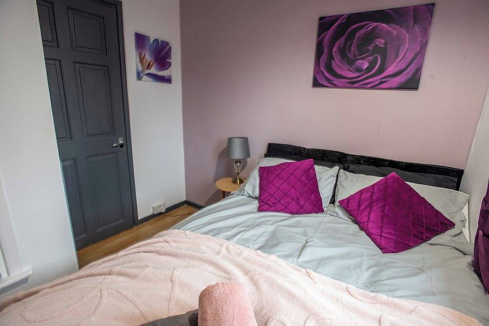 Stylish 3 bedroom Wigan House sleeps 7 in Wigan, Grand Manchester