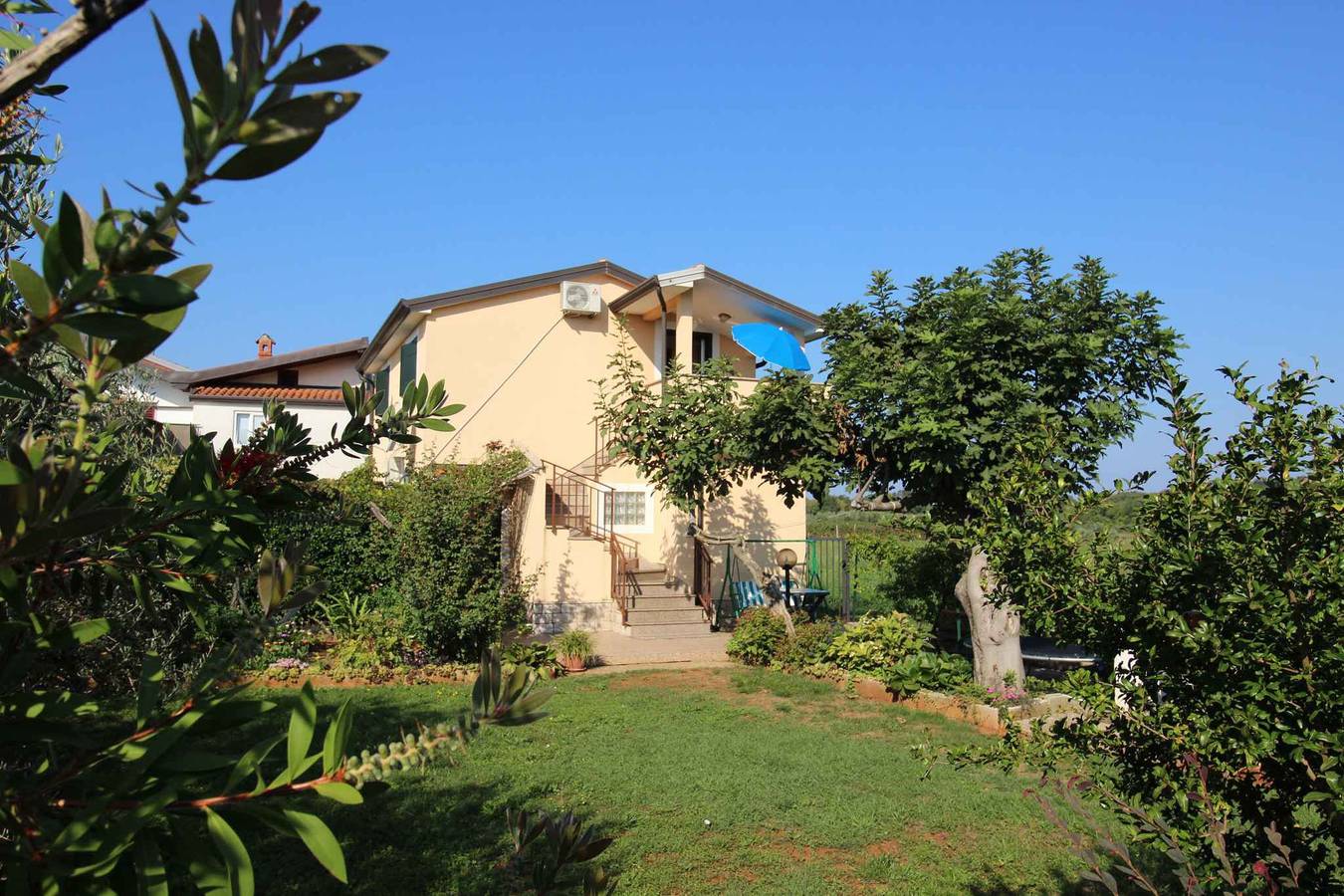 Geheel vakantieappartement, Vakantiewoning op een groene en rustige locatie  in Novigrad, Mareda