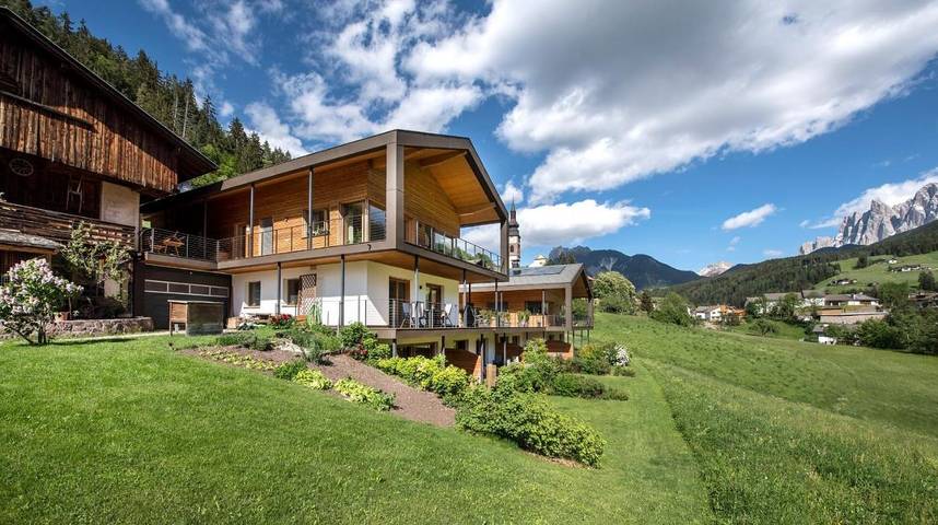 Appartamento per 5 persone, con Balcone e Terrazza nonché Giardino e Panorama a Val di Funes