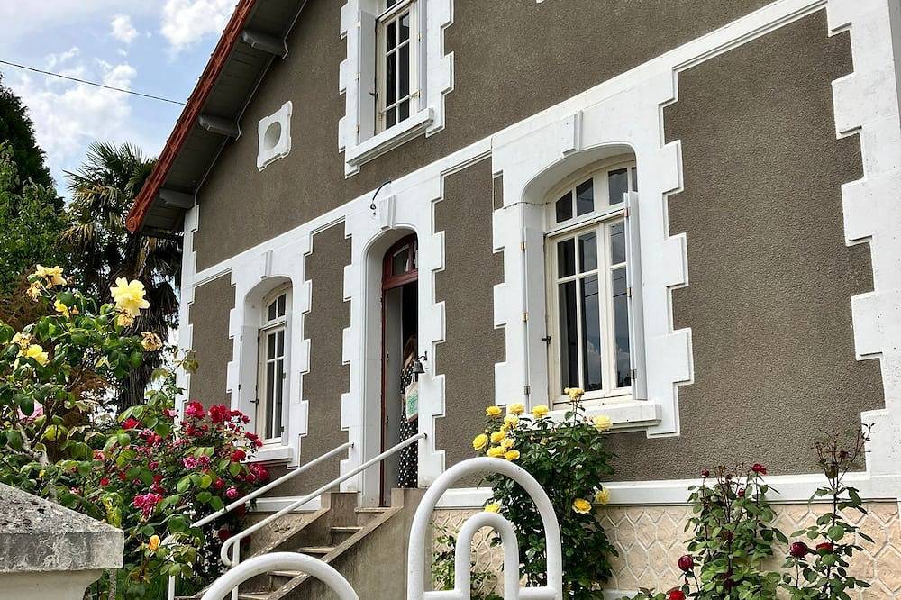 Maison de Village, Chaleureuse et Confortable, Lacs de Haute Charente in Massignac, Charente