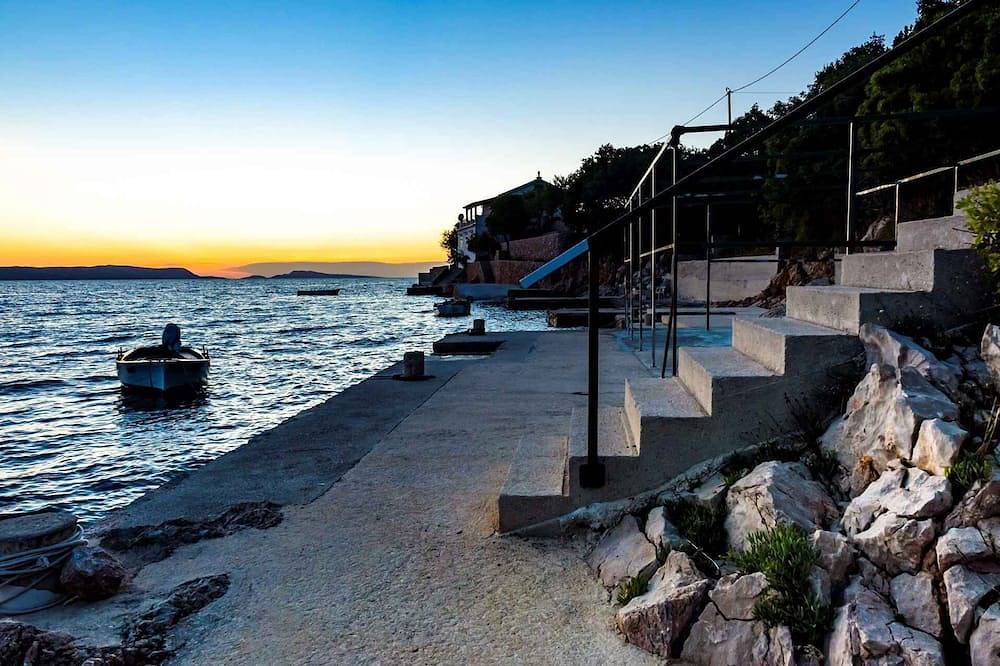 Cały apartament, Apartament wakacyjny na wybrzeżu, tylko 20 m do morza in Lukovo Šugarje, Velebit Nature Park