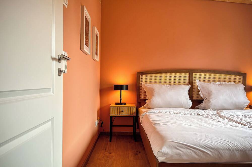 Haus Kirsche: Exklusives Wellness-Hideaway mit Sauna, Panoramafenster & Naturpur in Hofheim in Unterfranken, Landkreis Haßberge