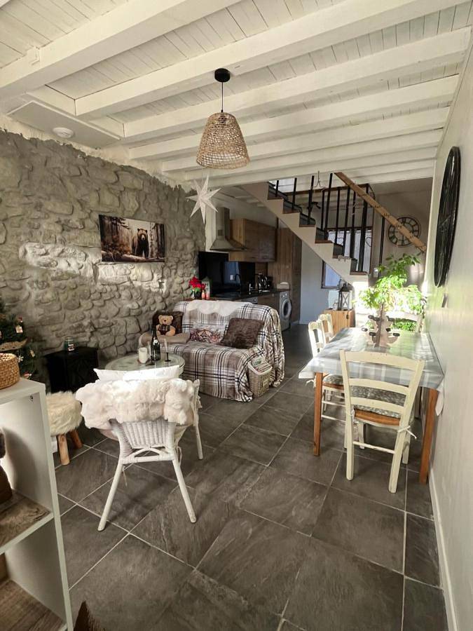 Gîte pour 5 personnes, avec vue dans Aigues-Vives (Ariège)