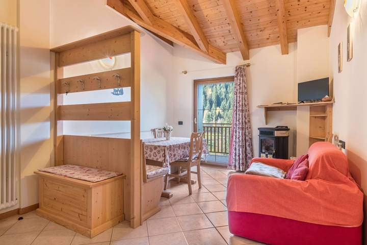 Entire apartment, Apartment 'Dimora La Quiete' with Mountain View, Private Terrace and Balcony in Regnana, Bedollo
