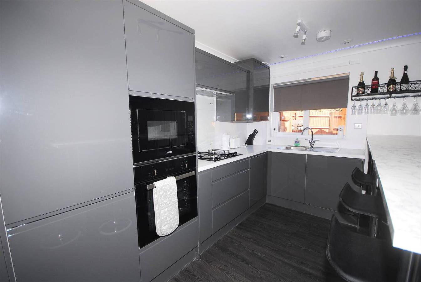 Entire apartment, Family Holiday Home With Hot Tub Sleeps 8 in Telscombe, East Sussex