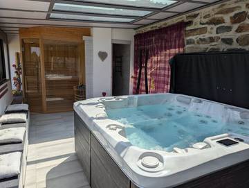 Gîte pour 10 personnes, avec terrasse et sauna ainsi que jacuzzi et jardin à Araules