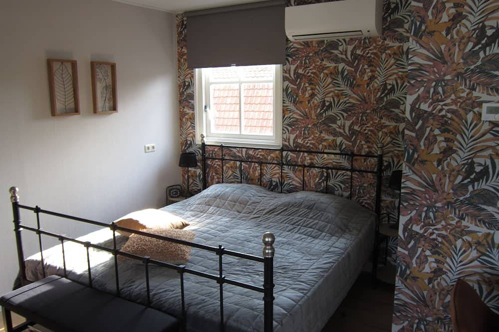 Beautiful b&b/ vacation home located on a large garden surrounded by water. in Bovenkarspel, Markermeer