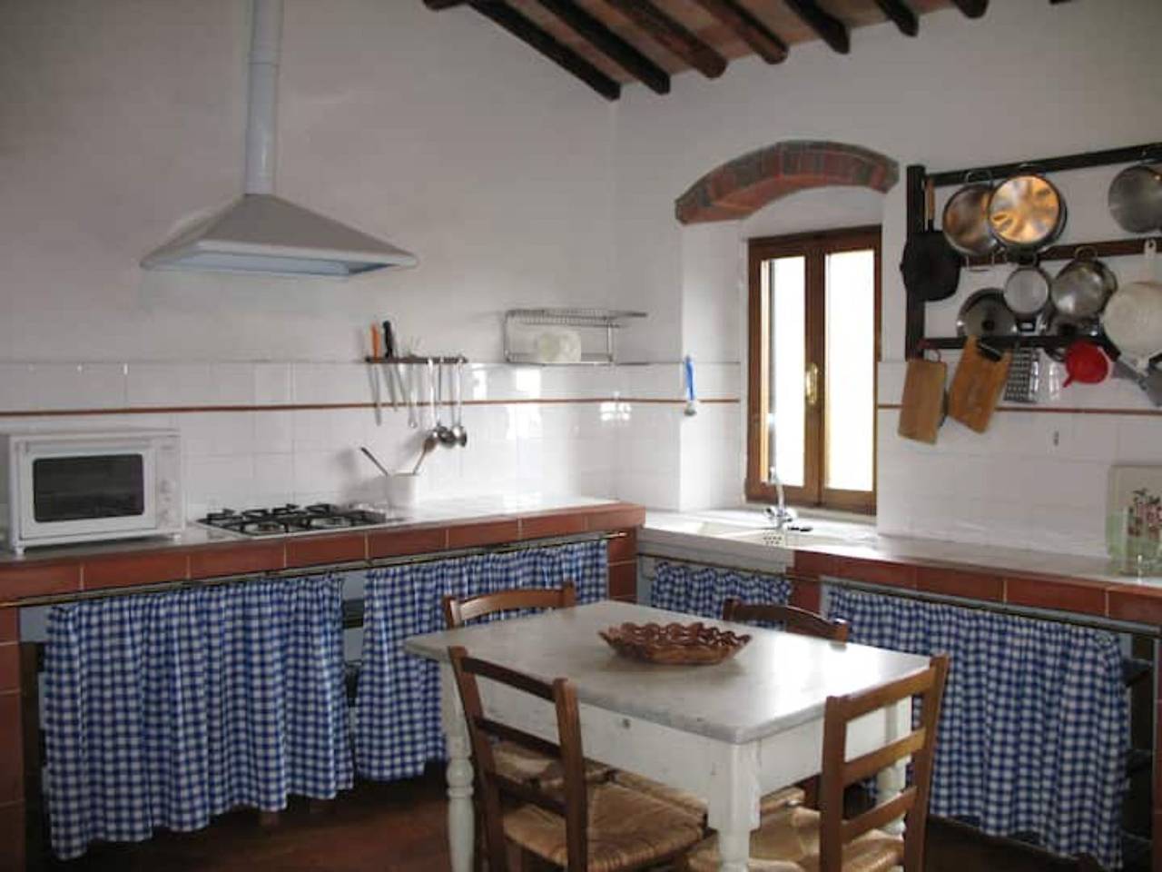 Apartamento entero, Apartamento 'Casa Di Mezzo' con vistas a la montaña, piscina compartida y Wi-Fi in Pescia, Provincia de Pistoia