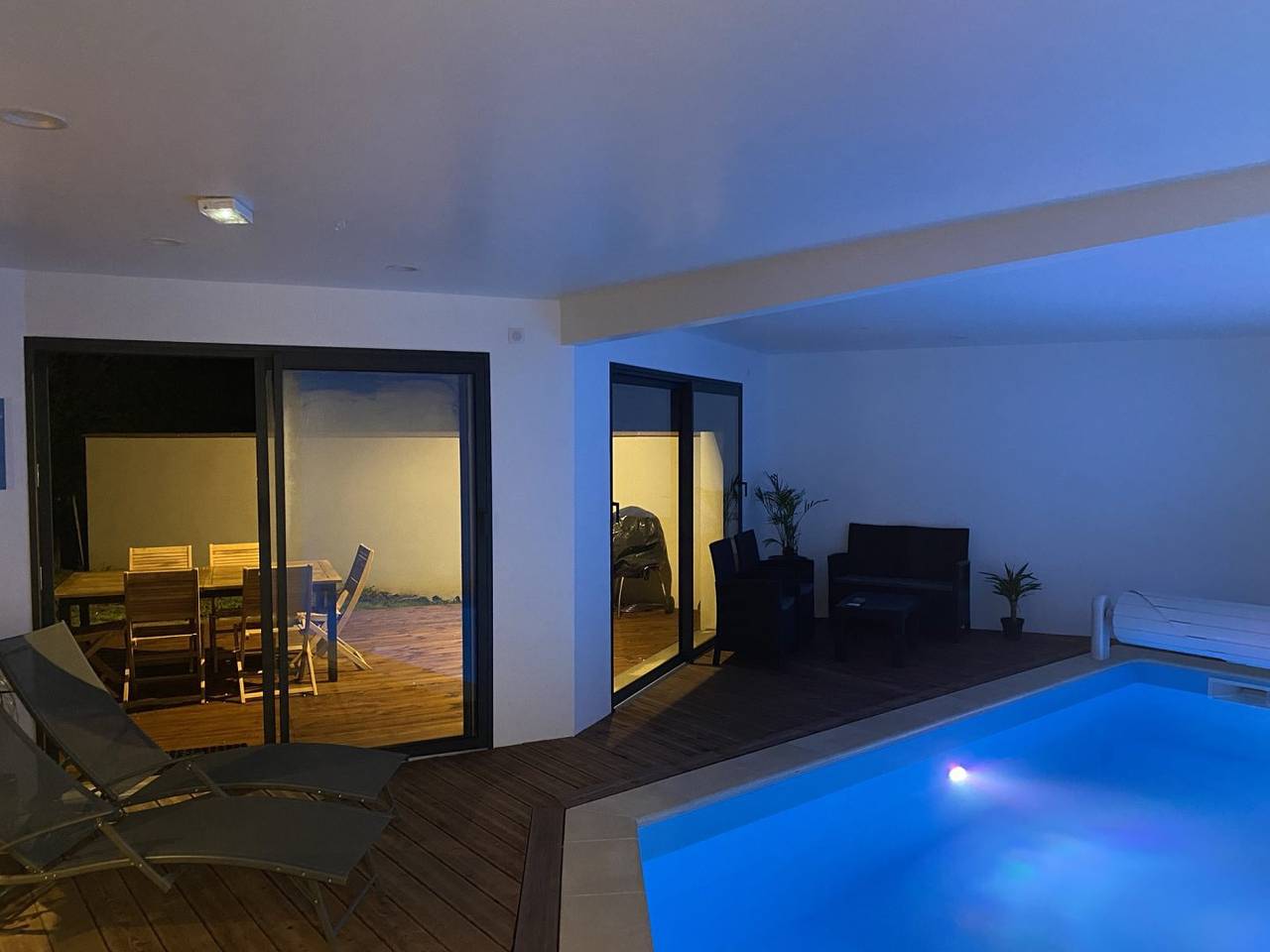 Piscine intérieure privée chauffée À l'Orée du Bois, en Normandie in Auvilliers, Région de Dieppe
