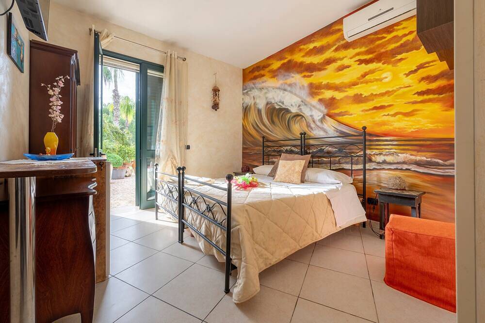 Bed and Breakfast 'Paradise - Mare' with Private Garden, Wi-Fi and Air Conditioning in Melendugno, Lecce Province
