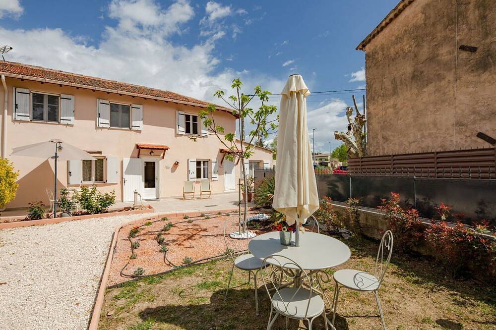 Entire apartment, Cosy apartment for 4 guests with Wifi, A/C, Tv, terrace and parking in La Roquette-sur-Siagne, Cannes region