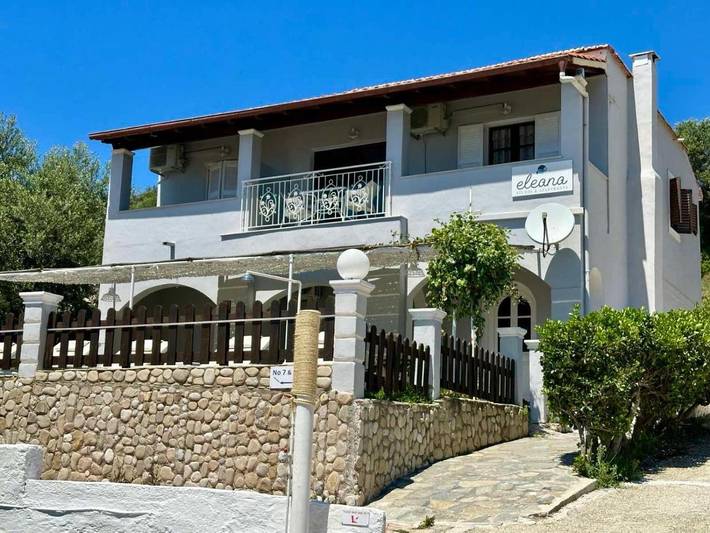 Διαμερίσματα διακοπών για 3 άτομα, με Ταράτσα και Κήπο καθώς και Θέα στον Άγιο Γεώργιο