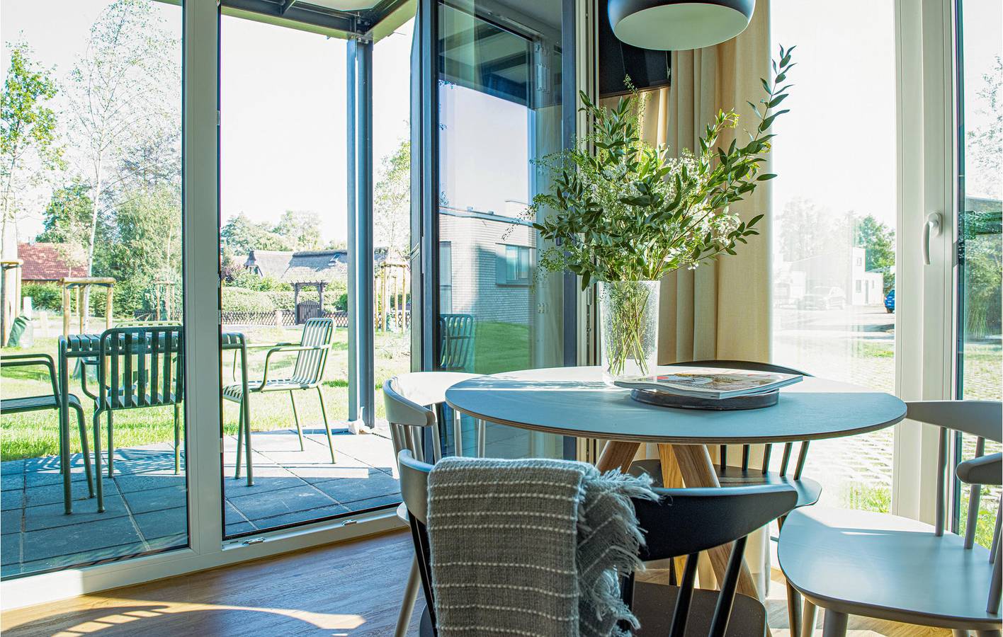 Ganze Ferienwohnung, Terrassenwohnung mit Parkplatz, TV & Internet - Nähe Fluss & Restaurant in Marissa Ferienpark, Lembruch