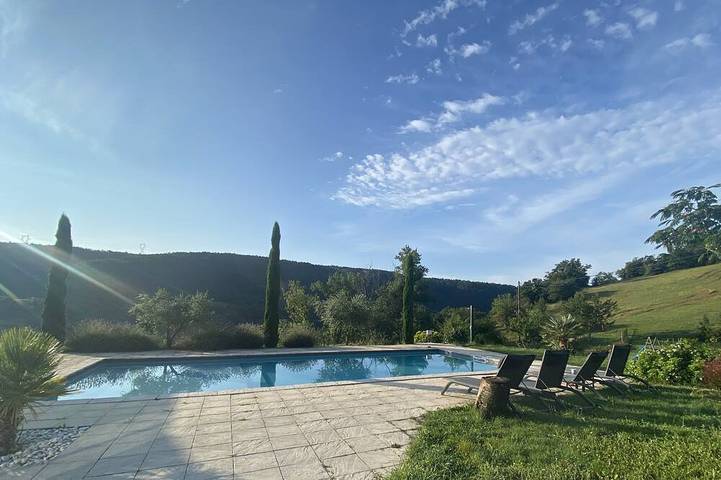Gîte pour 8 personnes, avec Terrasse ainsi que Jardin et Piscine