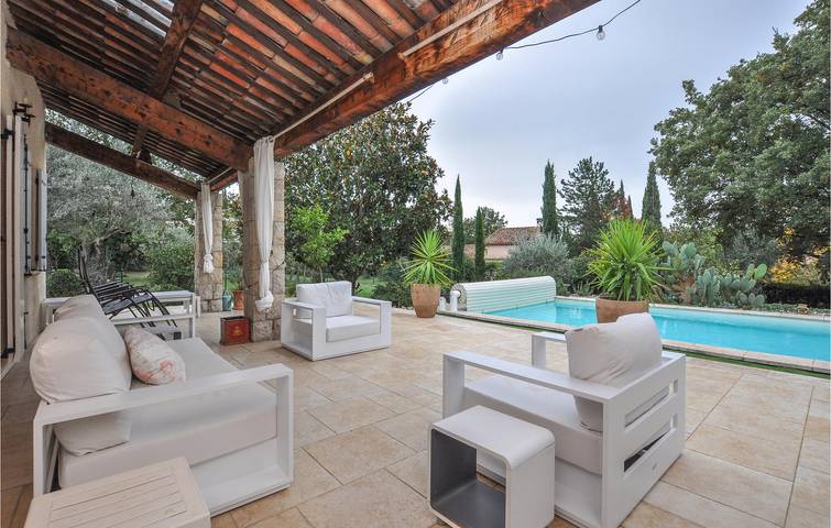 200 sqft Apt. near Seillans: Pool, Parking, AC in Seillans, Draguignan region