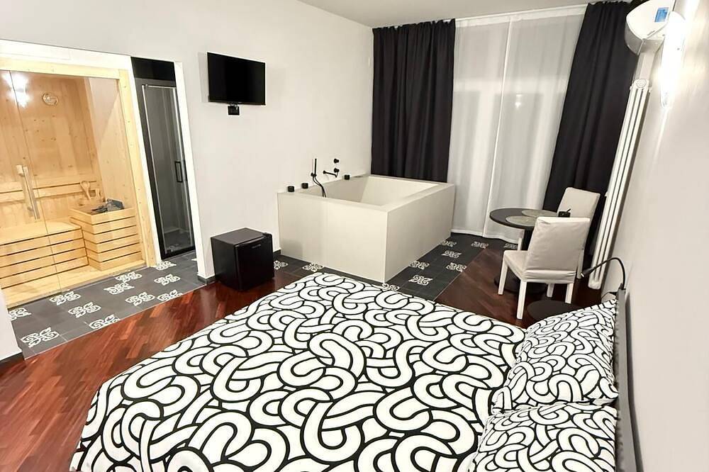 Panta Rei Charming Rooms and Spa Era room with private spa for exclusive use. in Taranto, Gulf of Taranto