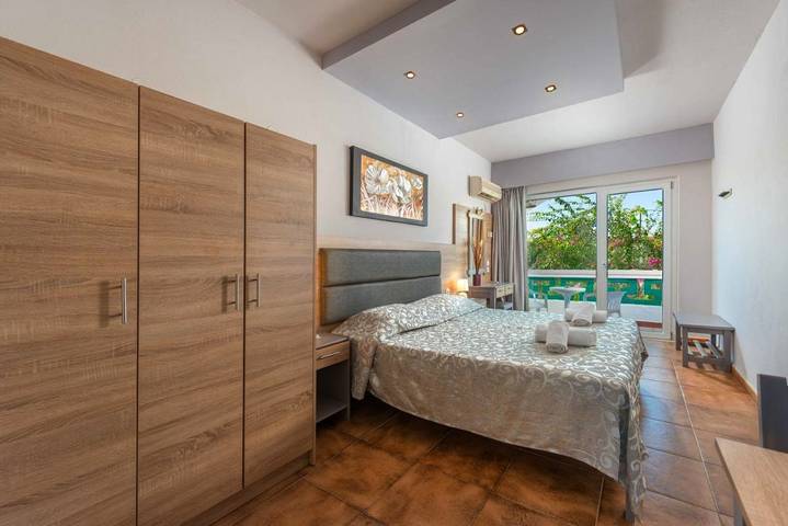 Location de vacances pour 2 personnes, avec vue ainsi que piscine et jardin, adapté aux familles à Faliráki - 2