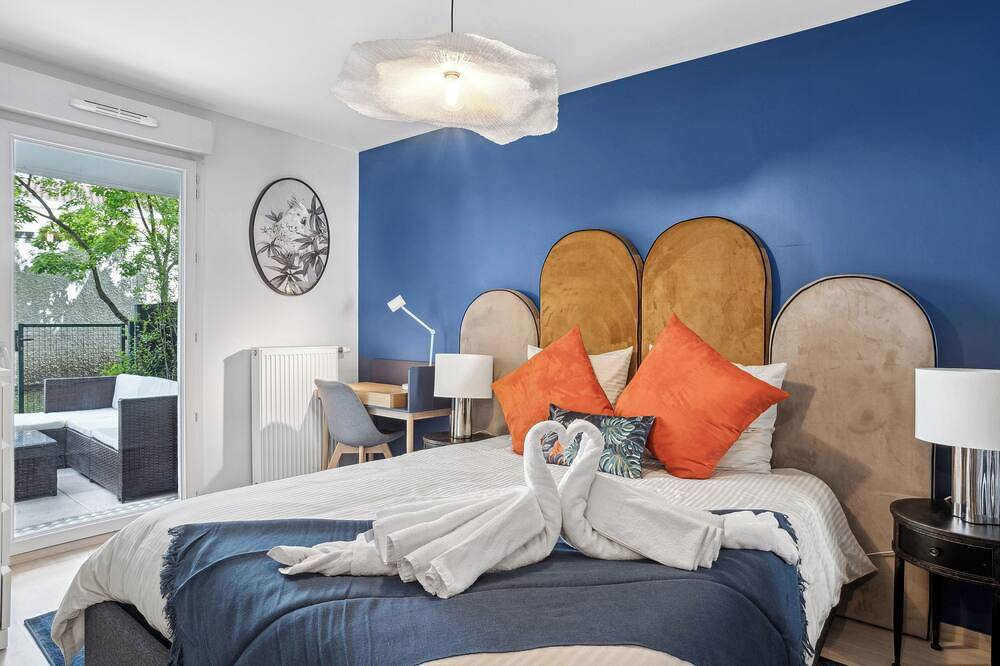 Entire apartment, Retro-chic elegance with terrace near the tramway in Saint-Priest, Rhône