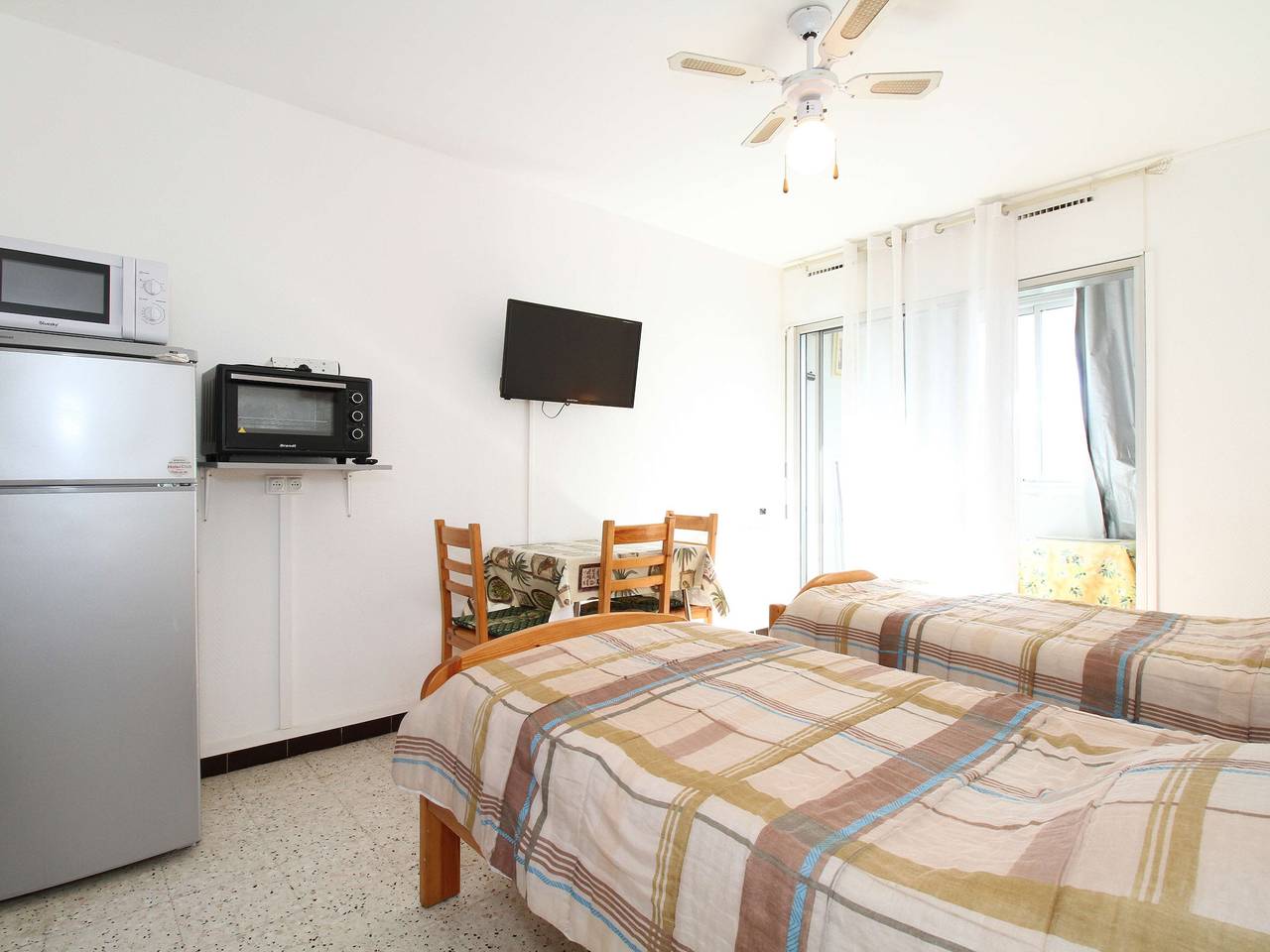 Entire studio, Cozy Studio in Balaruc-les-Bains with Loggia, 2 Beds, and Full Amenities in Balaruc-les-Bains, Mediterranean Coast (France)