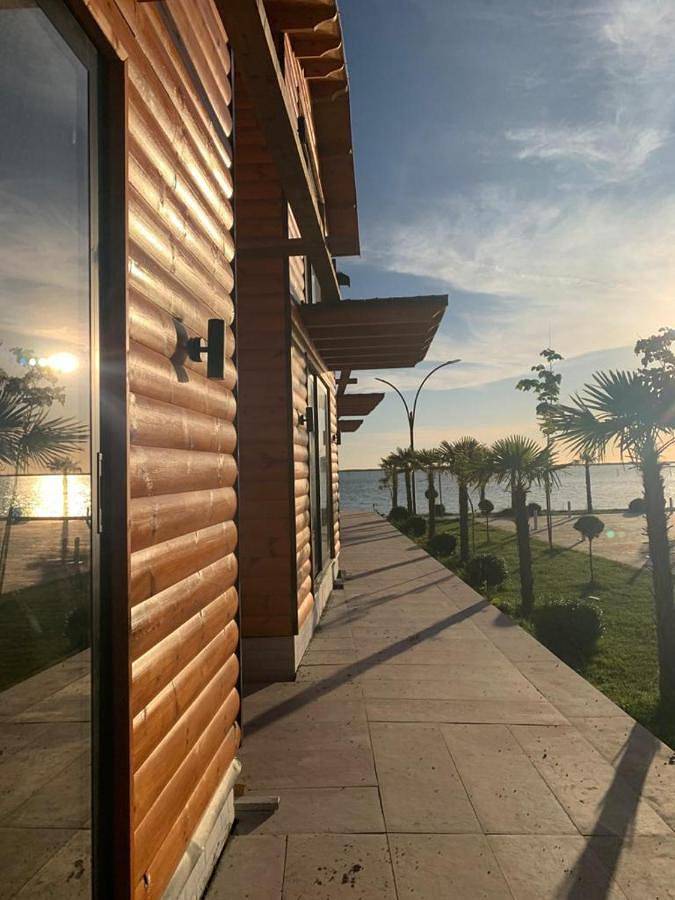 Location de vacances pour 5 personnes, avec Balcon et Terrasse ainsi que Jardin et Piscine dans Lezhë