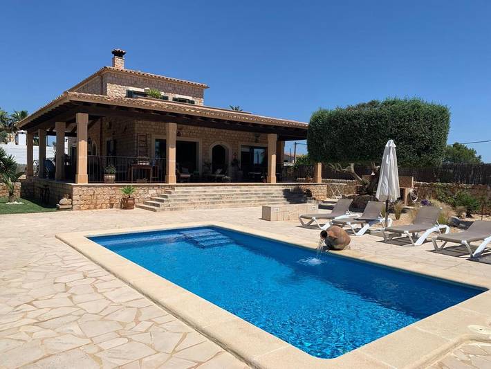 Ferienhaus für 6 Personen, mit Balkon und Whirlpool sowie Terrasse und Garten in Cala Llombards