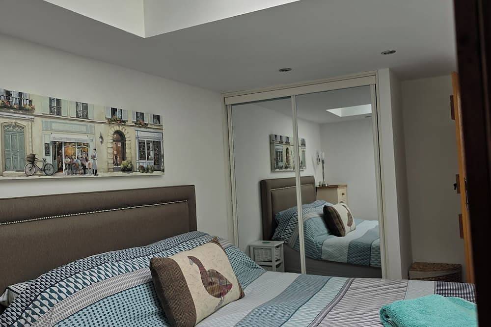 Coppice, Entire 1 bedroom annex, pet friendly. Ev Charger. in Barton on Sea, Hampshire