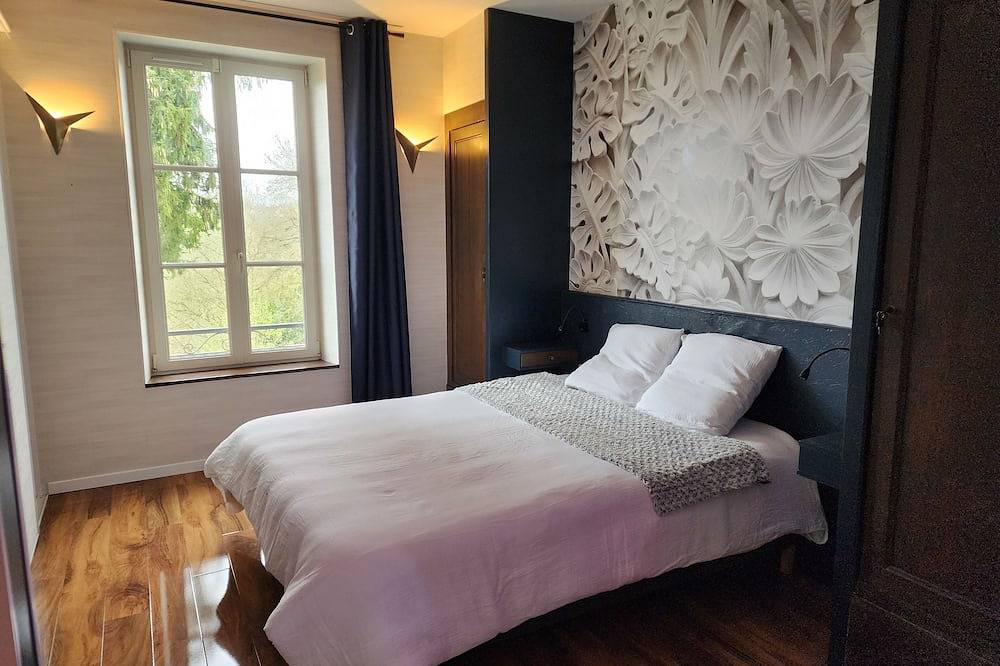 Les Trois Grottes, piscine extérieure chauffée toute l'année, 7 chambres. in Longueval-Barbonval, Les Septvallons