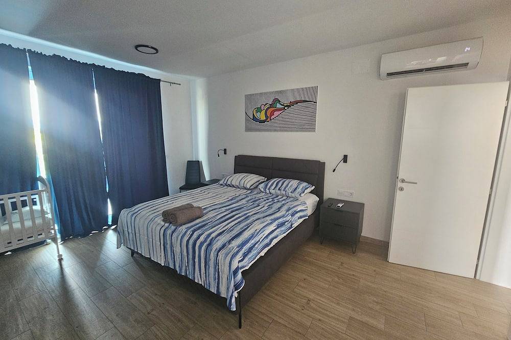 Brand new Villa with pool located just 5 minutes walk from beach. in Blace, Dubrovnik-Neretva