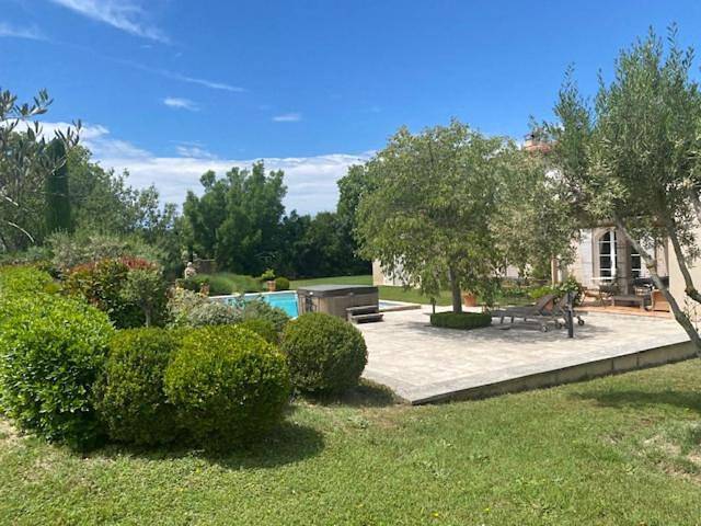 Gîte pour 2 personnes, avec terrasse et jacuzzi ainsi que piscine et jardin à Saint-Rémy-de-Provence - 2